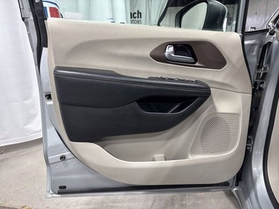 2022 Chrysler Voyager LX